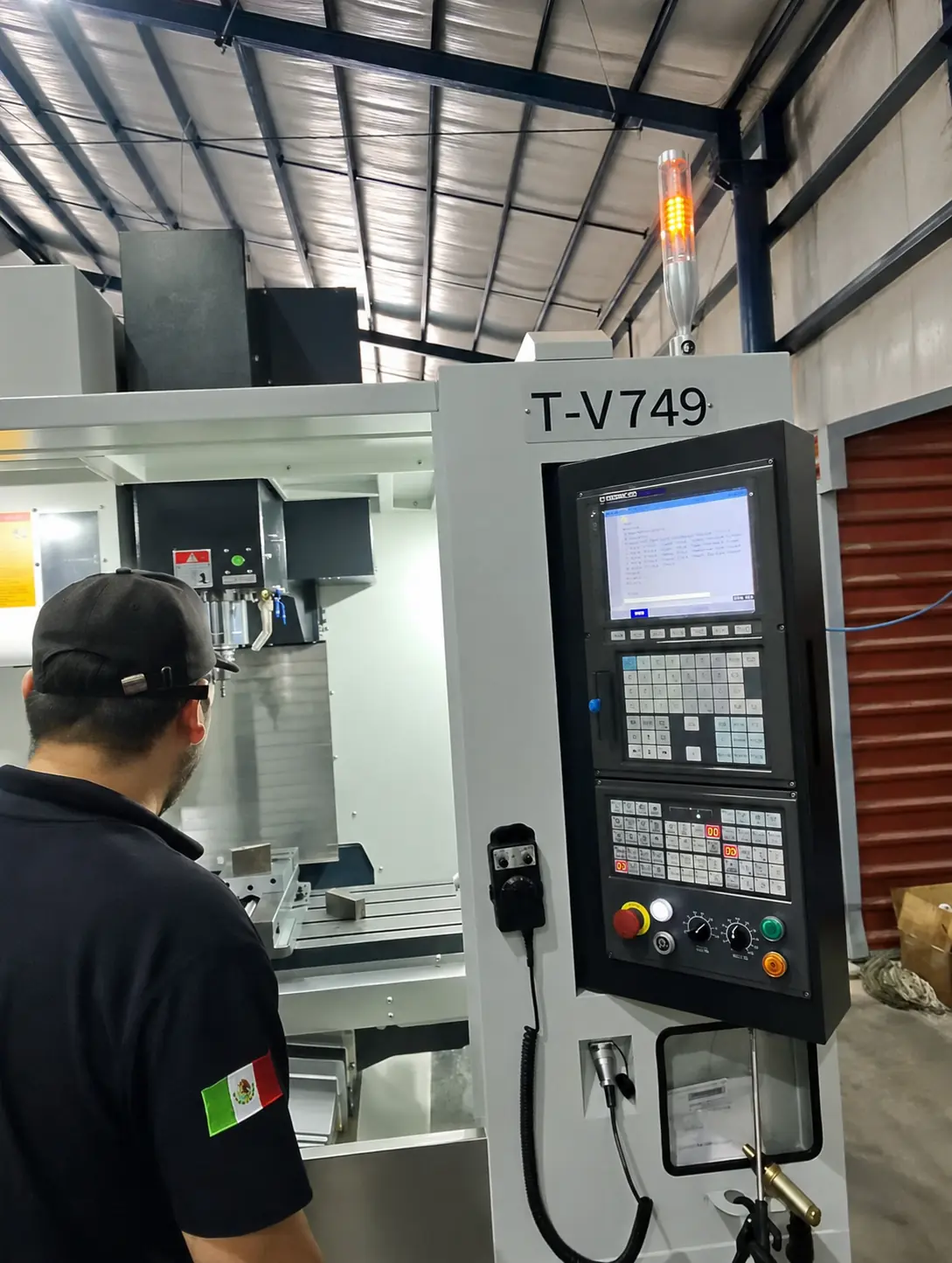 Operador de SMACERO trabajando en un centro de maquinado CNC